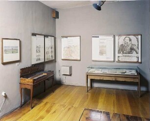 Halle (Saale), Händel-Haus. Raum 1: Halle im 17. Jahrhundert. Ecke mit Schautafeln und Clavichord von C. G. Hubert (Ansbach, 1784)