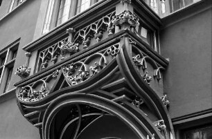 Freiburg: Haus zum Walfisch; Verzierungen über Portal und Erker (Totale)