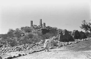 Ruine der Kirche von Cholleo : Steinige Landschaft mit Ruinenteilen, einem Weg und einem Mann