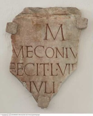 Tafelfragment mit Grabinschrift "[Dis] M(anibus) // ...ME CONIV(gi) // FECIT... // IVLI(anus)..."