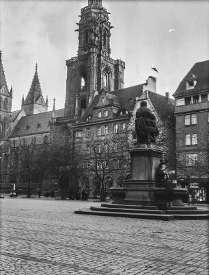 Marktplatz : Blick über den Marktplatz von Heilbronn mit dem Kilianskirche und einer Statue