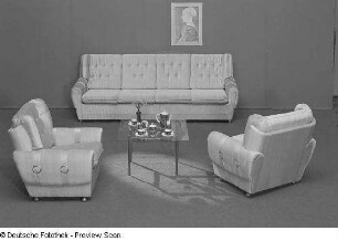 Couchtisch : Wohnzimmermöbel (1972). Ansicht mit Sitzgruppe und Couchtisch