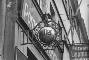Dresden, Annenstraße 21. Ausleger eines Milch- und Buttergeschäfts