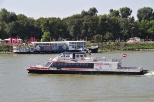 Schiff fährt stromab : Ein City-Twin-Liner-Schnellboot verläßt die Anlegestelle und fährt stromabwärts. Aufgenommen am 1. September 2009 in Bratislava