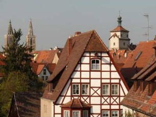Blick von der Stadtmauer, links Türme der Stadtkirche St. Jakob, rechts Weißer Turm