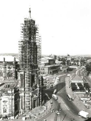 Dresden-Altstadt. Blick vom Turm des Ständehauses (Oberlandesgericht Dresden) über die Kathedrale (Turm eingerüstet) und Nordseite Theaterplatz entlang Terrassenufer und Italienisches Dörfchen nach Nordwesten