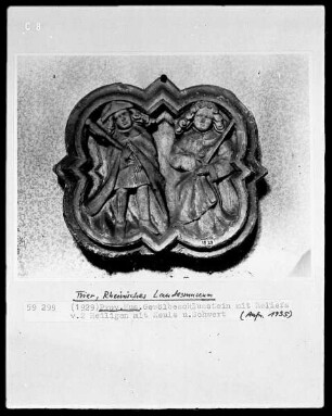 Gewölbeschlussstein mit dem Relief zweier Heiliger
