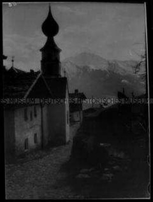 Kirche in einem Dorf im Gebirge