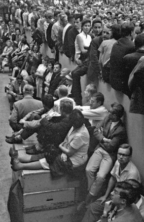 Freiburg: Stadthalle; Publikum bei der Wahlversammlung; Willy Brandt