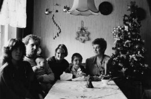 Familie M. (Frau M. Krankenschwester, Tochter Krankenschwesterlehrling, Sohn Berufskraftfahrer) am Eßtisch