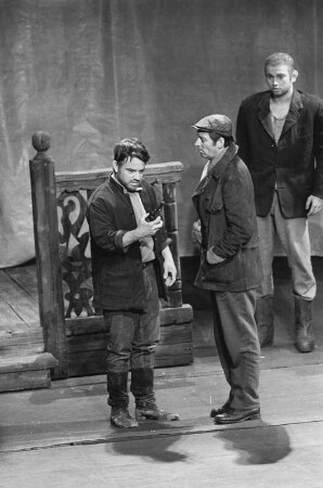 Szenenbilder aus "Avantgarde", Schauspiel von Valentin Katajew mit Musik von Friedrich Goldmann (Regie: Fritz Marquardt). Volksbühne Berlin, September 1970 (DDR-Erstaufführung 27. September 1970) : Mit Gisela Morgen, Michael Narloch, Harry Merkel, Harald Engelmann, Winfried Wagner, Ursula Karusseit, Hilmar Thate, Rolf Ludwig, Wolfgang Greese, Günter Junghans, Dieter Montag, Carmen-Maja Antoni, Wilfried Ortmann, Carl-Hermann Risse, Wolfgang Lohse, Steffie Spira, Egon Geißler, Bodo Krämer, Albert Garbe, Helmut Straßburger, Hans-Joachim Martens, Wolfgang Sasse