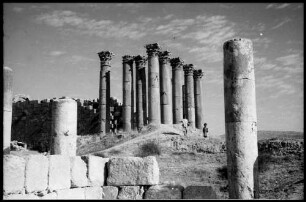 Keine Beschreibung [Jerash: Artemistempel, davor zwei Kinder]