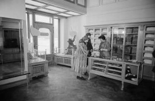 Werbefotografie & Geschäfte & Innenausstattung & Verkäuferinnen & Kunden