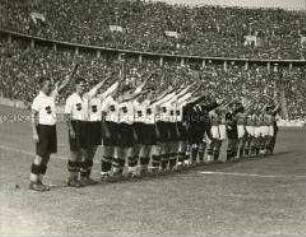 Vor dem Fußballspiel Italien - Österreich bei den Olympischen Sommerspielen 1936