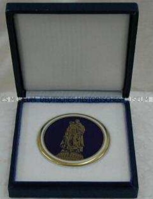 Plakette mit Motiv des Treptower Ehremals, im Etui