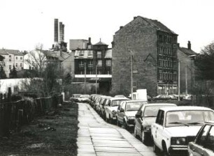 Dresden-Altstadt, An der Herzogin Garten. Blick gegen Schornsteine des Heizkraftwerkes und Wohnhaus, Schützengasse 3