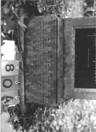 Grabstein 80 (Index: 99787203) Material: Marmor und polierte Granitplatte Zustand: sehr gut Maße HxBxT: 195x40x33 cm Symbolik: Eingangsformel mit Kranz: Grabstein 80A (Nachholaufnahme)