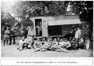 Foto einer Gruppe Soldaten bei der Einweihung der ersten mobilen Feldbücherei (Druck)