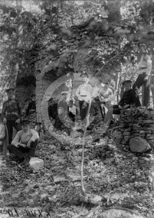 Klosterruine mit Personengruppe in Karmelhof