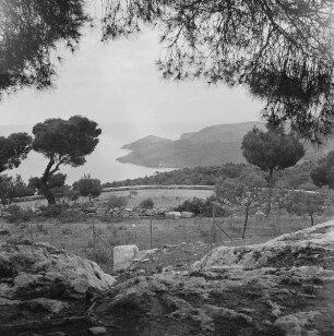 Blick vom Aphaiaheiligtum auf die Bucht von Hagia Marina an der Ostküste der Insel Aigina