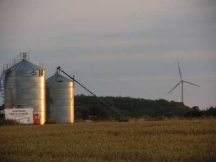 Bornholm - Landschaft mit Silo und Windrad : Abendstimmung auf der dänischen Ostseeinsel Bornholm. Aufgenommen am 6. August 2010