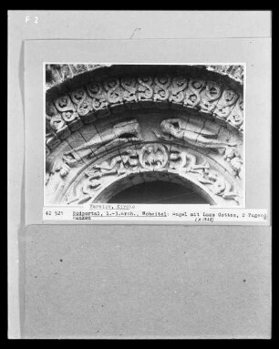 Archivoltenfiguren mit Tugenden und Lastern