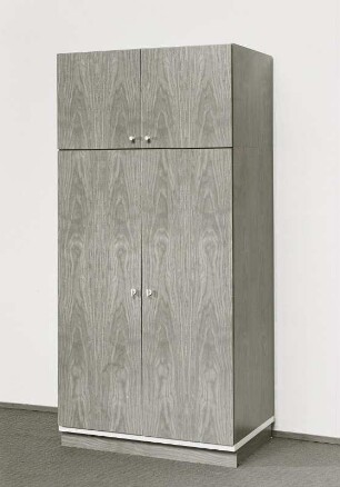 Kleiderschrank (Modell 915)