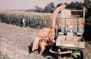 Fotografie: Futtererntetechnik, Feldhäcksler, Maispflückvorsatz, Feldhäcksler angebaut, Geräteträger