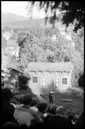 Seljord: Vortrag auf der Hardanger Geige, auf der Freilichtbühne