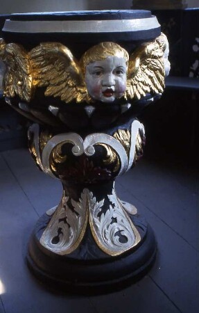 Prerow - Taufbecken : Taufbecken in der Kirche von Prerow. Aufgenommen 2001