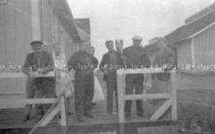 Selbstversenkung des Hochseepassagierdampfers "Columbus" am 19. Dezember 1939, Besatzungsangehörige im Internierungslager auf Angel Island, Kalifornien, beim Angeln mit Schnur