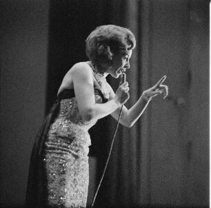 Chansonsängerin Simone O'Hara während ihres Auftritts