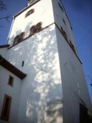 Martinskirche-Kirchturm von Südsüdosten-im Kern Romanischer Chorturm-Mittelgeschoß mit Biforien-Glockengeschoß im 18 Jh erneuert