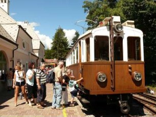 Triebwagen der historischen Rittner-Bahn von 1907 im Bahnhof Klobenstein am Ritten