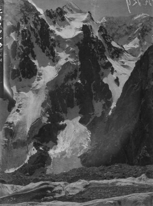 Felswand : Eine schneebedeckte Felswand hinter einem Gletscher im Tian Shan Hochgebirge