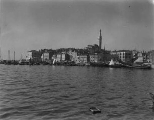Hafen von Rovinj : Blick auf den Hafen von Rovinj mit Anlegestellen und Booten, im Hintergrund die Stadt.