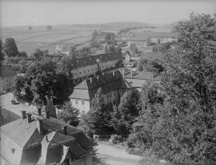 Langenhennersdorf : Langenhennersdorf. Ehemaliges Rittergut und Landwirtschaftliche Betriebsberufsschule (1957). Blick vom Kirchturm nach Süden