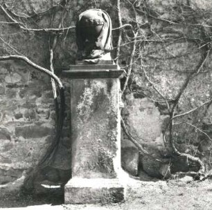 Grabmal. Sandstein. Um 1800. Colditz, Friedhofskirche St. Nikolai, Westseite
