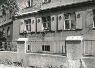 Dresden-Trachau, Wilder-Mann-Straße 6/8/Industriestraße 5. Wohnanlage (1912; H. Erlwein). Fenster (Erdgeschoss, Wilder-Mann-Straße). Ansicht mit Einfriedung