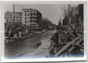 Panzer auf einer Straße mit Barrikaden in Charkow