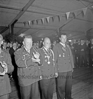 Volks- und Schützenfest: Schützenverein Sprenge und Umgebung e.V.: Festzelt: Innenansicht: Schützenkönig Horst Kühn mit seinen beiden Rittern Emil Mink und Albert Möller