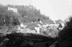 Pfirt, Ferrette: Blick auf Ort mit Burg