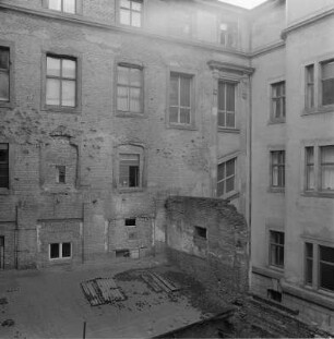 Dresden, Ständehaus, großer Innenhof mit Einbauten. Blick vom Ostflügel zur Ecke Süd-/Westflügel