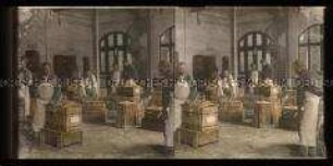 Arbeiter beim Verschnüren der Körbe, Champagnerfabrik Mercier, Epernay