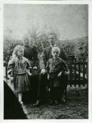 Wilhelm und Christine Pieck mit den Kindern Elly und Arthur in Bremen