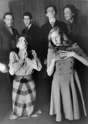 Schauspielschule Gerhard Bünthe. Schauspielschüler üben eine Szene