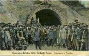 Mitarbeiter beim Bau des Karawanken-Tunnels vor dem Nordportal in Österreich