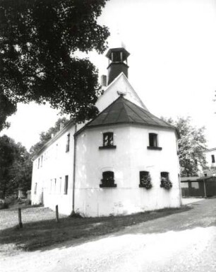 Markneukirchen-Wohlhausen, Ringweg 17. Ehemaliges Rittergut. Herrenhaus. Giebelansicht mit Anbau