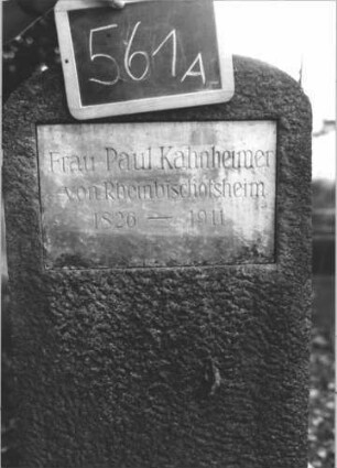 Grabstein 561 (Index: 100111494) Material: Granit, weiße Marmorplatte Zustand: gut Maße HxBxT: 137x50x21 cm Beschreibung: Stele, Sockel, Korbbogenabschluß, zwei rechteckige Schriftplatten: Grabstein 561A