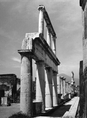 Pompeji. Forum civile. Römische Travertinsäulen in zwei Geschossen